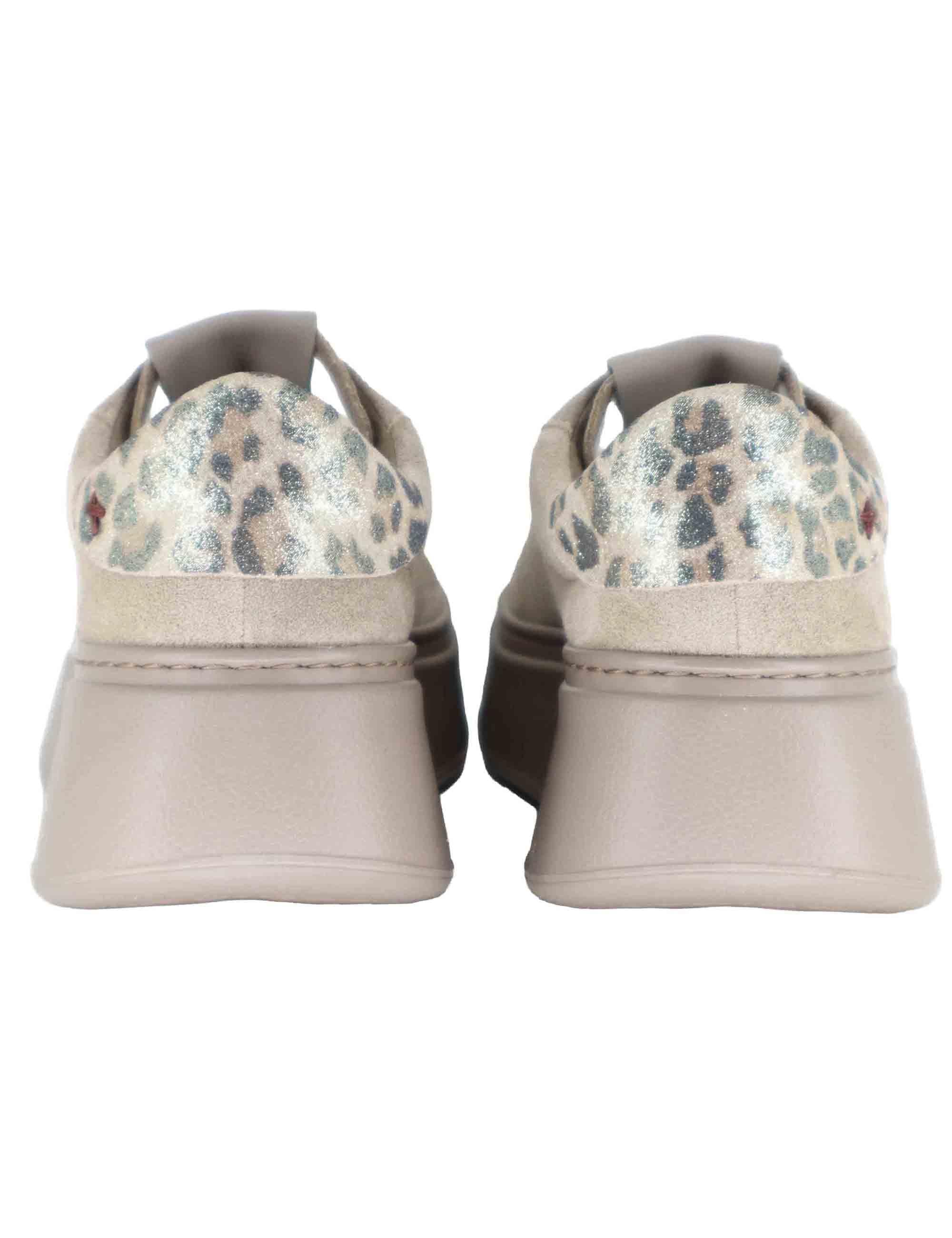 Sneakers donna in camoscio beige con charms e suola alta in gomma PIA 428A Gio + 